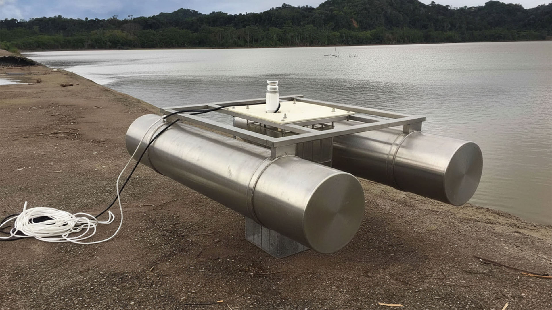 persona realizando pruebas en planta complementaria de tratamiento de aguas residuales - ver detalles de la planta