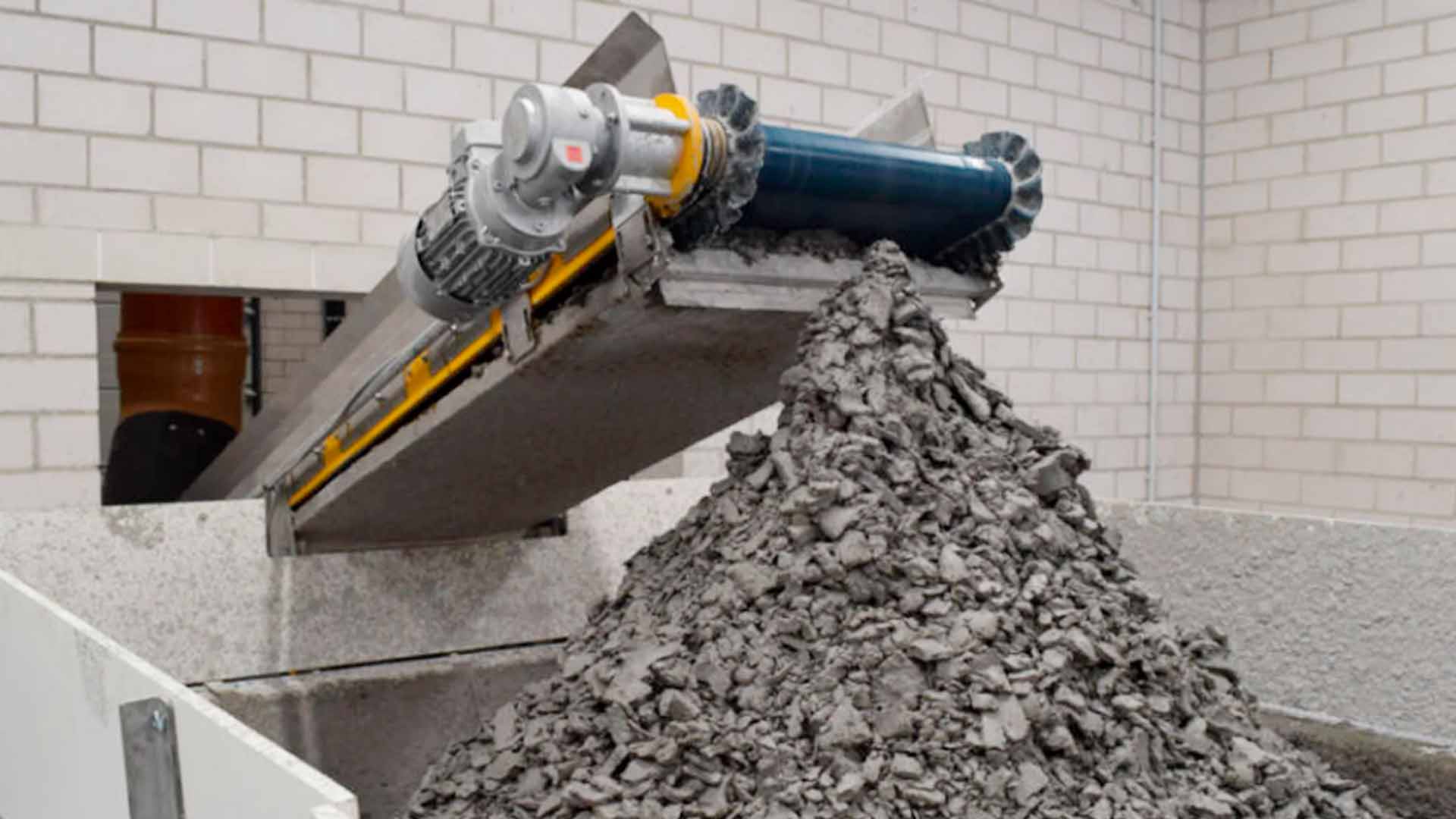 persona realizando pruebas en planta complementaria de tratamiento de aguas residuales - ver detalles de la planta